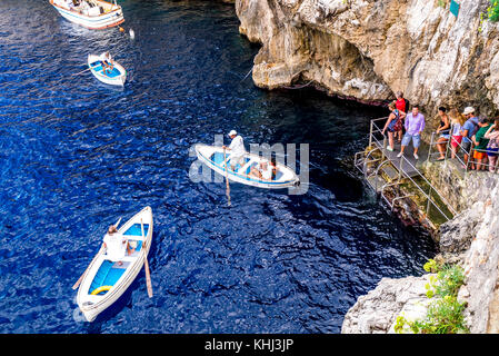 Une ligne de touristes attendent pour leur promenade en bateau dans la célèbre Grotte bleue sur l'île de Capri en Italie Banque D'Images