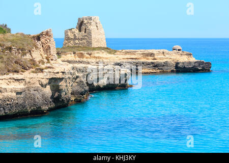 Ruines du fort sur la pittoresque côte de la mer Adriatique, zone archéologique de roca vecchia, salento, Pouilles, Italie Banque D'Images