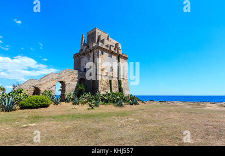 Historique pittoresque tour Torre colimena de fortification sur la côte de la mer ionienne de Salento, Lecce, Pouilles, Italie Banque D'Images