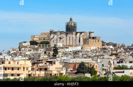 Petite ville médiévale pittoresque oria vue panoramique, région de Brindisi, Pouilles, Italie. diocèse catholique romain d'Oria en forteresse sur le dessus. Banque D'Images