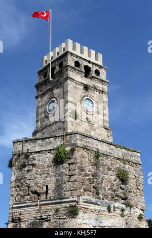 Tour de l'horloge avec drapeau turc rouge à Antalya, Turquie Banque D'Images