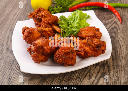 Une cuisine traditionnelle indienne - sucettes de poulet aux épices Banque D'Images