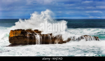 Le vent orageux de Shipwreck coast près de Peterborought ville le grand océan roas côte sud de Victoria, Australie. Vague Stron hits et rouleaux o Banque D'Images