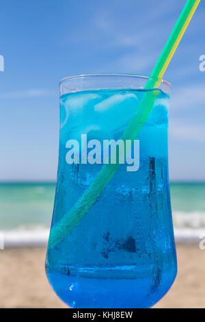 Cocktail sans alcool bleu sur le fond de la mer Banque D'Images