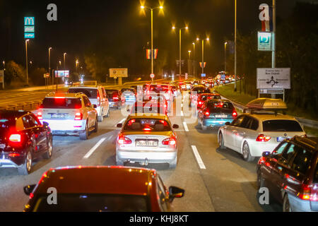 ZAGREB, CROATIE - 5 novembre, 2017 : voitures alignées dans une ville embouteillage à nuit à Zagreb, Croatie. Banque D'Images