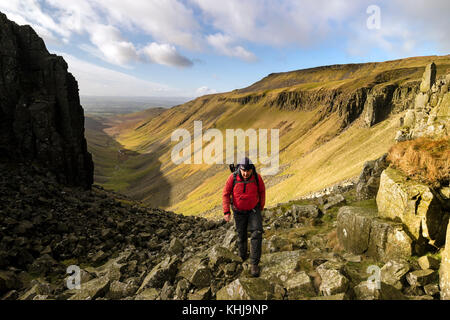 Randonneur grimpant Haut tasse tasse haut de Nick Gill, Cumbria, Royaume-Uni Banque D'Images