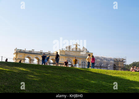 Vienne, Autriche - 11 septembre 2016 : Avis de la Gloriette Arch dans le jardin du palais de Schönbrunn à Vienne, sur fond de ciel lumineux. Il a été construit Banque D'Images