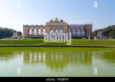 Vienne, Autriche - 11 septembre 2016 : Avis de la Gloriette Arch dans le jardin du palais de Schönbrunn à Vienne, sur fond de ciel lumineux. Il a été construit Banque D'Images