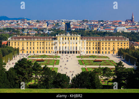 Vienne, Autriche - 11 septembre 2016 : vue sur le château de Schönbrunn, l'une des meilleures attractions touristiques de Vienne sur fond de ciel lumineux. C'est baroque Banque D'Images