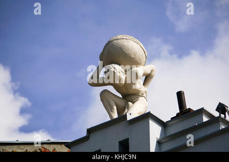Statue d'atlas portant le monde sur ses épaules photographié à Plovdiv, Bulgarie Banque D'Images