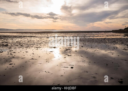 La lumière de fin d'après-midi à l'automne sur le Solent et l'île de Wight à marée basse de l'estran et de Lepe, Hampshire, Royaume-Uni Banque D'Images