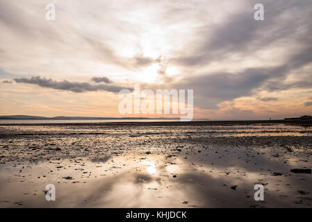 La lumière de fin d'après-midi à l'automne sur le Solent et l'île de Wight à marée basse de l'estran et de Lepe, Hampshire, Royaume-Uni Banque D'Images