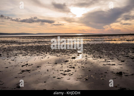 La lumière de fin d'après-midi à l'automne sur le Solent et l'île de Wight à marée basse de l'estran et de Lepe, Hampshire, Royaume-Uni Banque D'Images