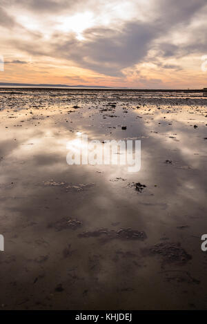 La lumière de fin d'après-midi à l'automne sur le Solent et l'île de Wight à marée basse de l'estran et de Lepe, Hampshire, Royaume-Uni Banque D'Images