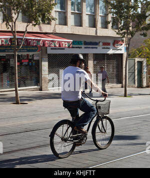 Israël, Jérusalem - le 30 octobre : Jérusalem est l'une des plus anciennes villes du monde. Un homme est en train de rouler à vélo, le matin, sur la rue de Jérusalem le 3 Banque D'Images