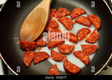 Saucisses et légumes à la cuisson. Le petit-déjeuner. Banque D'Images