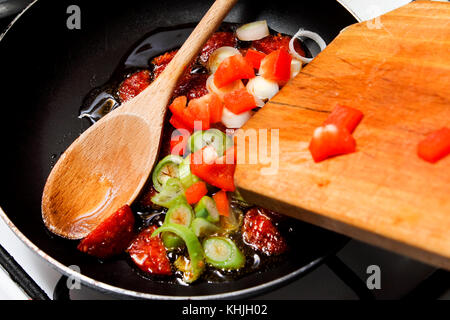 Saucisses et légumes à la cuisson. Le petit-déjeuner. Banque D'Images