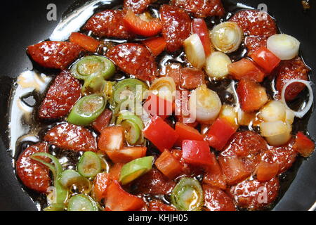 Saucisses et légumes à la cuisson. Le petit-déjeuner. Banque D'Images