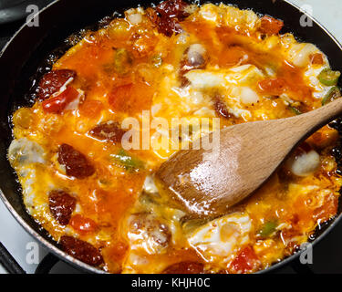 Saucisses et légumes à la cuisson. Le petit-déjeuner. Banque D'Images