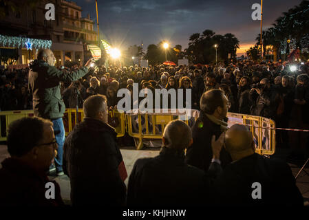 Rome, Italie - le 16 novembre, manifestation pour la liberté de la presse à Ostia, banlieue de Rome, Italie le 16 novembre 2017. libera (association contre la mafia) et de l'ISPN (fédération nationale de la presse italienne) a organisé une manifestation contre la mafia après une équipe de télévision de la rai a été agressé par roberto spada, membre du clan criminel. roberto spada a été arrêté par les carabiniers italiens comme agissant dans un contexte mafieux. L'hôtel de ville d'Ostie a été dissoute en raison de l'infiltration de la mafia en 2015 et ce week-end, il y aura second tour de vote pour le nouveau président de l'hôtel de ville le 16 novembre 2017 à Rome, Italie. (Photo de Banque D'Images