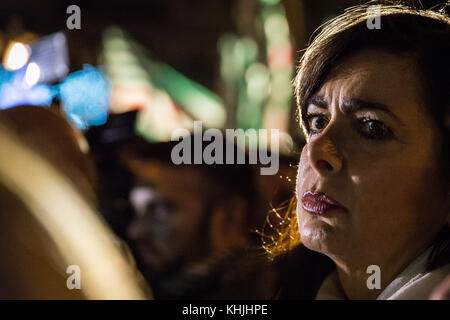 Rome, Italie - 16 novembre, laura boldrini, président de la chambre des députés, prend part à la démonstration de la liberté de la presse à Ostia, banlieue de Rome, Italie le 16 novembre 2017. libera (association contre la mafia) et de l'ISPN (fédération nationale de la presse italienne) a organisé une manifestation contre la mafia après une équipe de télévision de la rai a été agressé par roberto spada, membre du clan criminel. roberto spada a été arrêté par les carabiniers italiens comme agissant dans un contexte mafieux. L'hôtel de ville d'Ostie a été dissoute en raison de l'infiltration de la mafia en 2015 et ce week-end, il y aura second tour de vote pour l'ne Banque D'Images