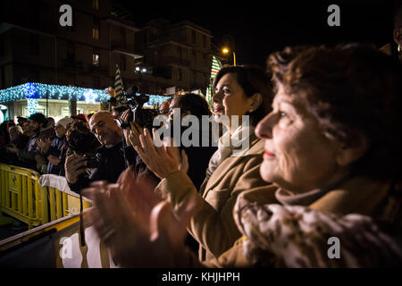 Rome, Italie - 16 novembre, laura boldrini, président de la chambre des députés, prend part à la démonstration de la liberté de la presse à Ostia, banlieue de Rome, Italie le 16 novembre 2017. libera (association contre la mafia) et de l'ISPN (fédération nationale de la presse italienne) a organisé une manifestation contre la mafia après une équipe de télévision de la rai a été agressé par roberto spada, membre du clan criminel. roberto spada a été arrêté par les carabiniers italiens comme agissant dans un contexte mafieux. L'hôtel de ville d'Ostie a été dissoute en raison de l'infiltration de la mafia en 2015 et ce week-end, il y aura second tour de vote pour l'ne Banque D'Images