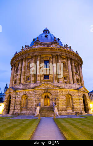 UK, Oxford, la Radcliffe Camera library au crépuscule. Banque D'Images