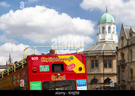 UK, Oxford, visite guidée d'une tête de bus et le Sheldonian Theatre. Banque D'Images