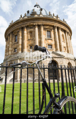 UK, Oxford, location enchaîné au garde-corps à l'extérieur de la Radcliffe Camera bibliothèque. Banque D'Images