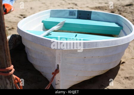 Un petit radeau aviron bateau sur la plage de sable. Banque D'Images