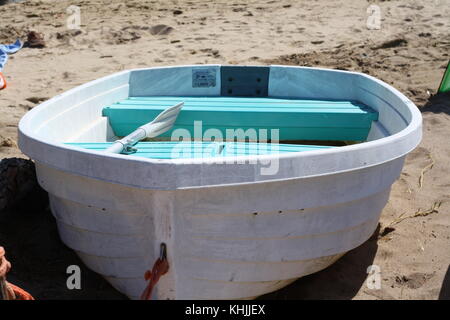 Un petit radeau aviron bateau sur la plage de sable. Banque D'Images