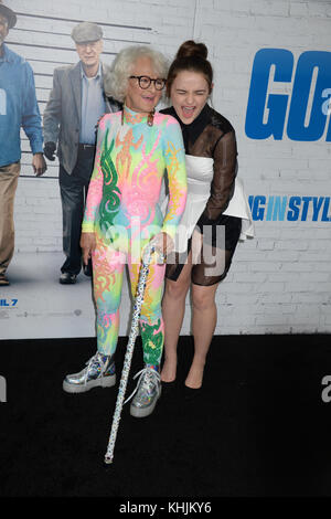 NEW YORK, NY - MARS 30 : Baddiewinkle, Baddie, Joey King assiste à la première de 'Going in style' New York au SVA Theatre le 30 mars 2017 à New York. Personnes : Baddiewinkle, Baddie, Joey King transmission Ref : MNC1 Banque D'Images