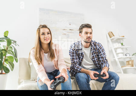 Couple playing videogame Banque D'Images