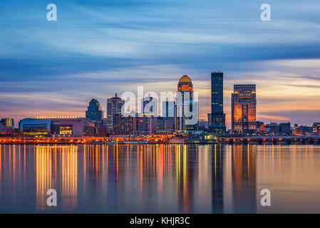 Louisville, Kentucky, usa skyline sur la rivière. Banque D'Images