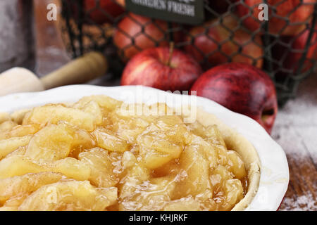 Tarte pomme fait maison dans le fond de tarte. L'extrême profondeur de champ avec focus sélectif. Banque D'Images