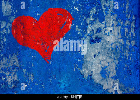 Coeur rouge peint sur grunge et old weathered wall texture background bleu foncé marquée par une longue exposition aux intempéries à l'extérieur et la peinture peelin Banque D'Images
