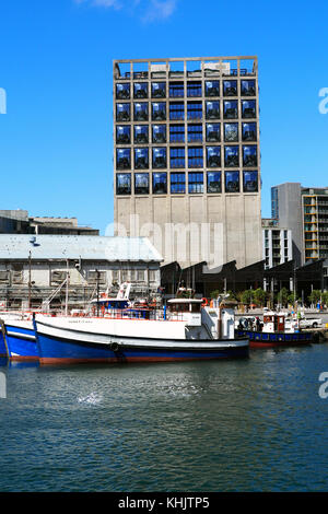 LE CAP, AFRIQUE DU SUD, 27 OCTOBRE 2017 : Musée Zeitz Mocaa et Silo Hotel au bord de l'eau du Cap. Banque D'Images