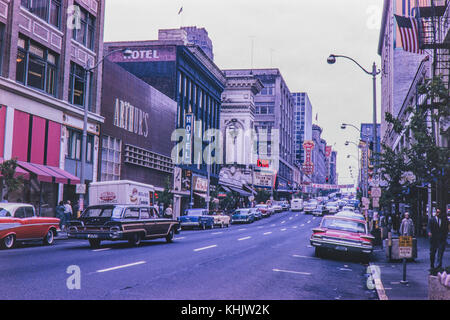 Scène de rue de Seattle. de l'hôtel et la boîte à musique théâtre. image prise en 1962 Banque D'Images