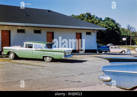 Voitures américaines classiques à l'extérieur d'un inconnu motel. circa 1959 Banque D'Images