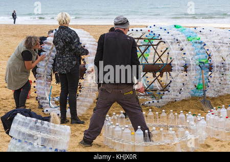 Les bouteilles en plastique à l'upcycling plage de Bournemouth - partie de Save our Seas Message dans une bouteille à la mer de Bournemouth en Arts Festival en Octobre Banque D'Images