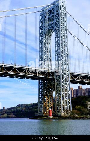 George Washington Bridge debout sur le petit phare rouge, sur la rivière Hudson à New York, NY Banque D'Images