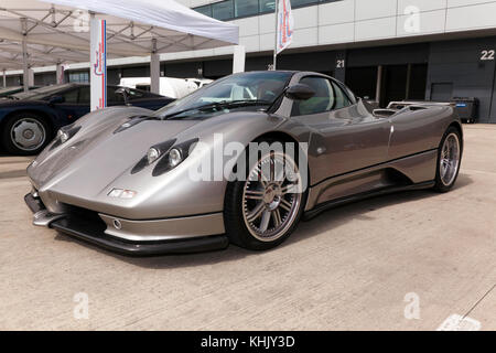 Une vue de Trois-quarts d'une Pagani Zonda S, en exposition statique dans le Paddock, au 2017 Silverstone Classic Banque D'Images