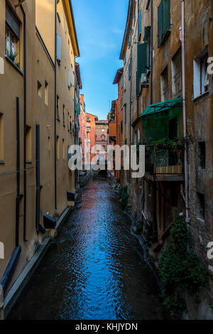 Une fois Bologna avait de nombreux canaux. Maintenant qu'une fraction du réseau est visible au-dessus du sol et qu'à un très petit nombre de points dans la ville. Bologne, Italie Banque D'Images
