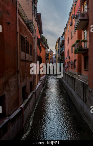 Une fois Bologna avait de nombreux canaux. Maintenant qu'une fraction du réseau est visible au-dessus du sol et qu'à un très petit nombre de points dans la ville. Bologne, Italie Banque D'Images