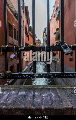 Une fois Bologna avait de nombreux canaux. Maintenant qu'une fraction du réseau est visible au-dessus du sol et qu'à un très petit nombre de points dans la ville. Bologne, Italie Banque D'Images