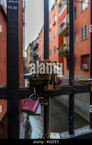Une fois Bologna avait de nombreux canaux. Maintenant qu'une fraction du réseau est visible au-dessus du sol et qu'à un très petit nombre de points dans la ville. Bologne, Italie Banque D'Images