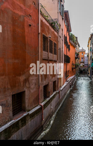 Une fois Bologna avait de nombreux canaux. Maintenant qu'une fraction du réseau est visible au-dessus du sol et qu'à un très petit nombre de points dans la ville. Bologne, Italie Banque D'Images