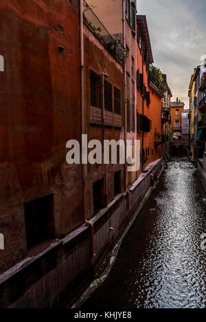Une fois Bologna avait de nombreux canaux. Maintenant qu'une fraction du réseau est visible au-dessus du sol et qu'à un très petit nombre de points dans la ville. Bologne, Italie Banque D'Images