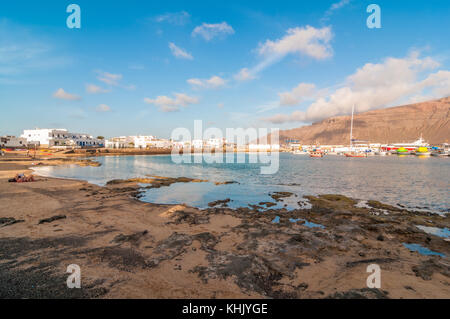 Vue panoramique de Caleta del Sebo à partir de la plage, à la Graciosa, îles de Canaries, Espagne Banque D'Images