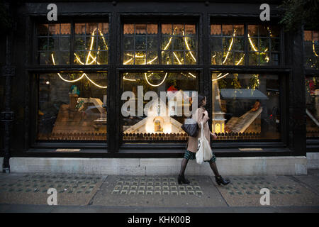 ''La nuit avant Noël' en liberté londres comme il a dévoilé son dernier affichage fenêtre festive, Regent Street, London, United Kingdom Banque D'Images